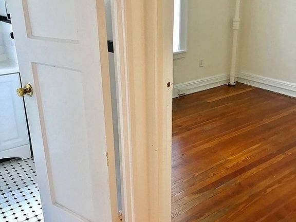 5th image of 3114 35th St APT 4g