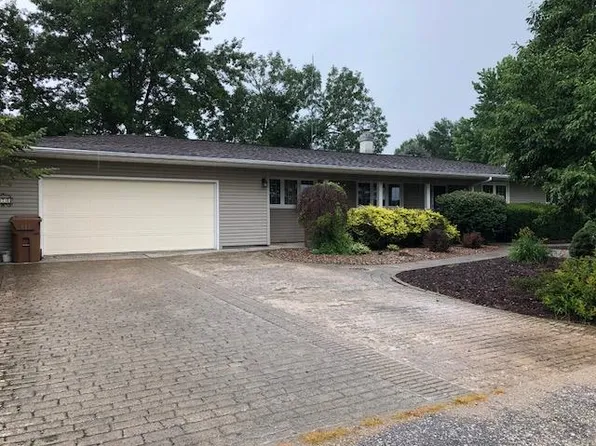 720 Summit Ave, Farnhamville, IA 50538