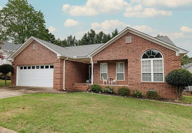 195 Bedford Dr — Photo 2