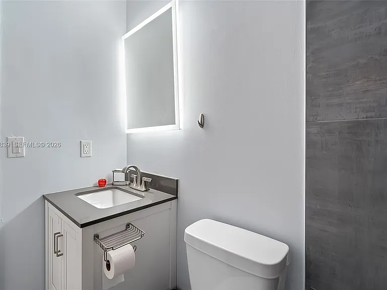 644 SW 7th Ct — Photo 34