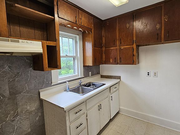 5th image of 612 Gordon St