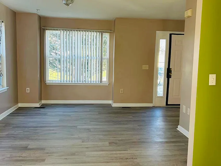 210 E Hazeldell Ave — Photo 3