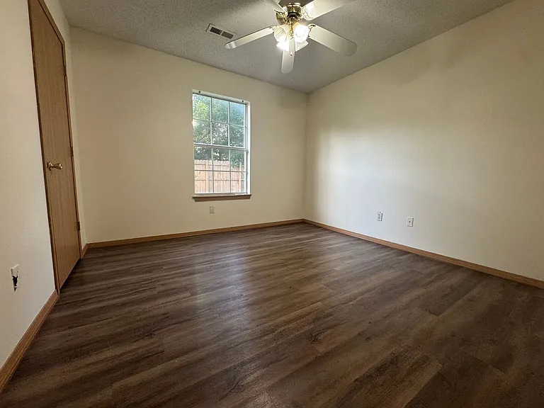 1502 Crescent St — Photo 10