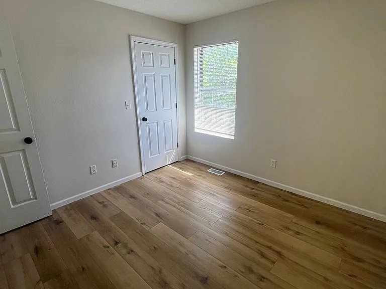 2509-2511 Carnation Dr — Photo 31