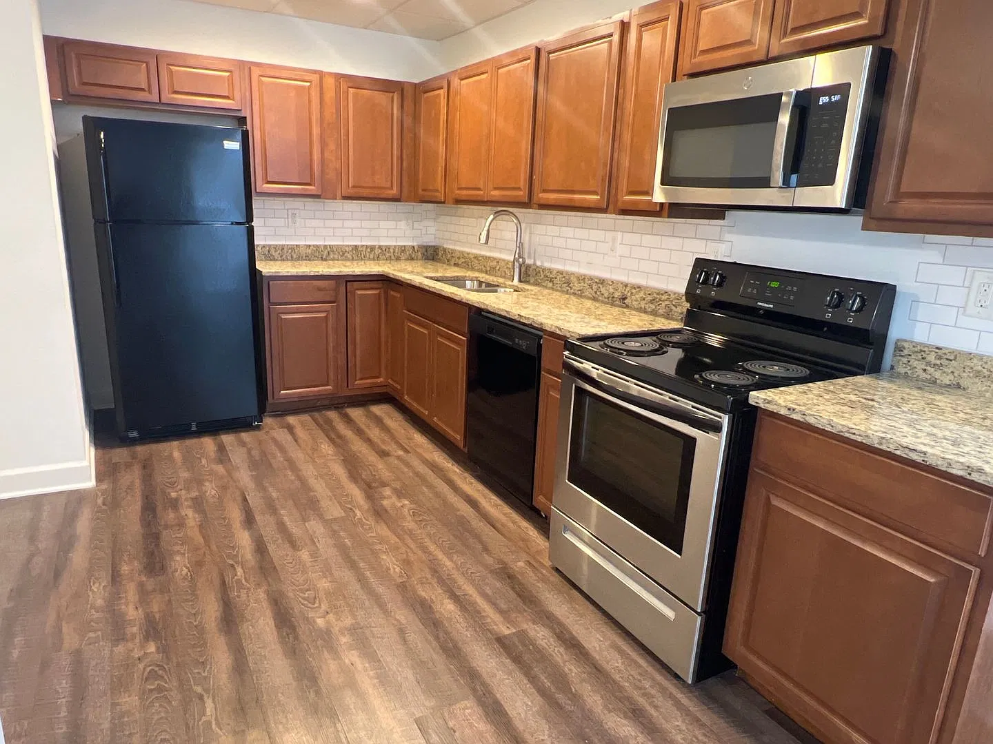 Pre-Leasing for Fall '27! One bedroom apartment just steps away from UGA! — Photo 4