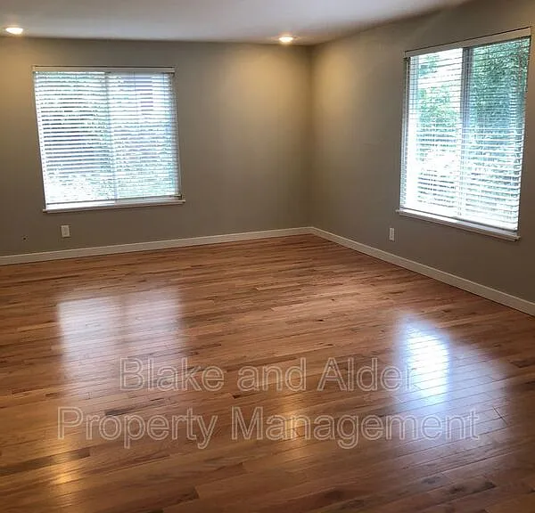 2410 SE 9th Ct — Photo 4