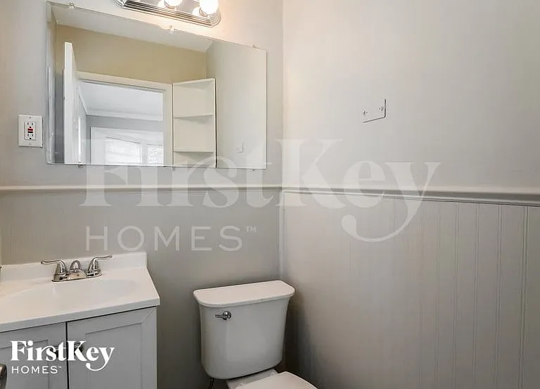 1555 Florida Dr — Photo 12