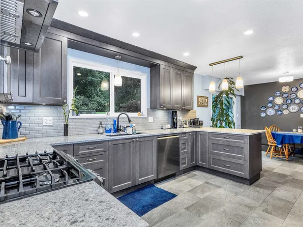 12146 Rothsay St, Maple Ridge, BC V2W 1E2