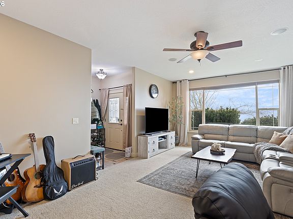 5th image of 849 N View Dr