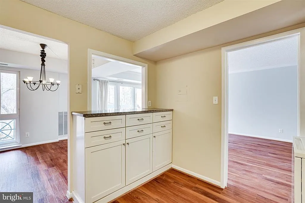2 bed, 1.5 bath, 1073 sqft, $2,385 — Photo 3