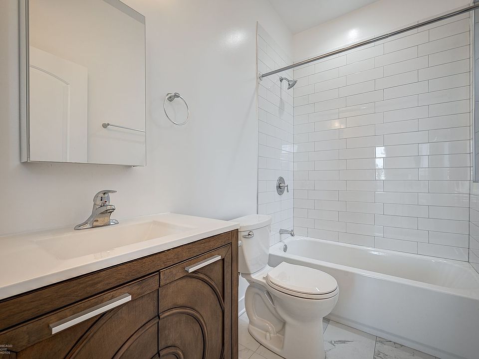1st image of 3137 W Montrose Ave