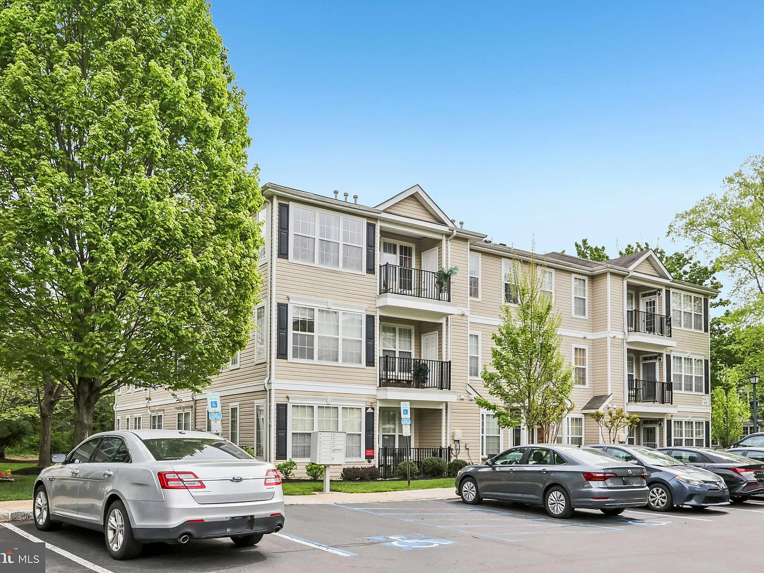 2 bed, 1291 sqft, $2,400 — Photo 3
