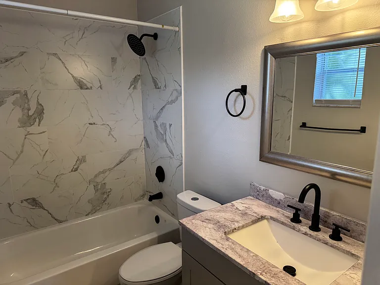 Bathroom 2 (Master Bath)