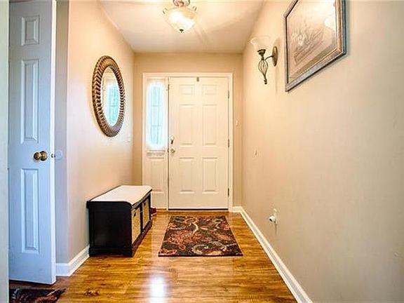 2nd image of 1490 Hawthorn Dr