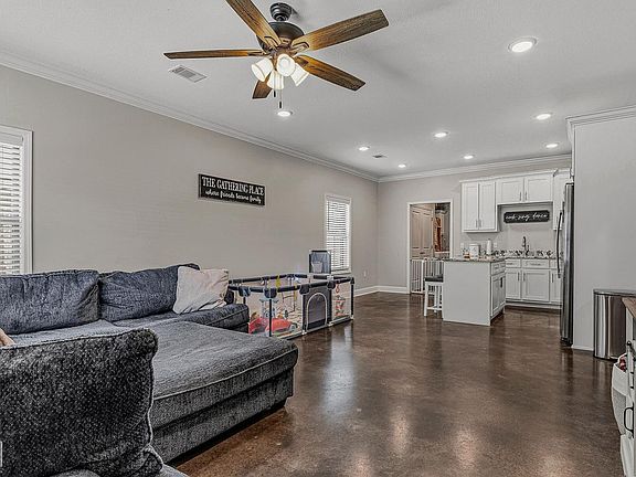 4th image of 324 Dixon St