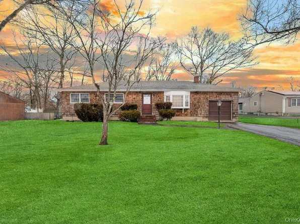 15 E Woodside Avenue, Patchogue, NY 11772