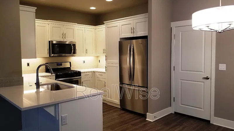 3 bed, 2.5 bath, 1790 sqft, $2,450 — Photo 3