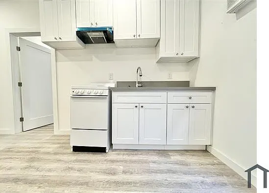 1411 S Burlington Ave #10 — Photo 1