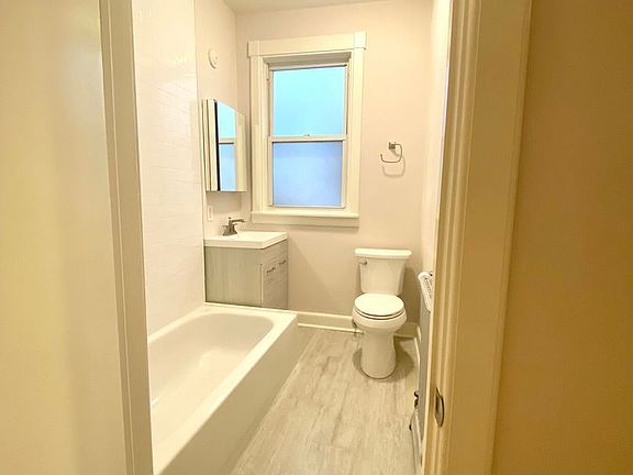 5th image of 3251 N Broadway St APT 2B