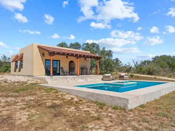 1918 County Road 467, Hondo, TX 78861