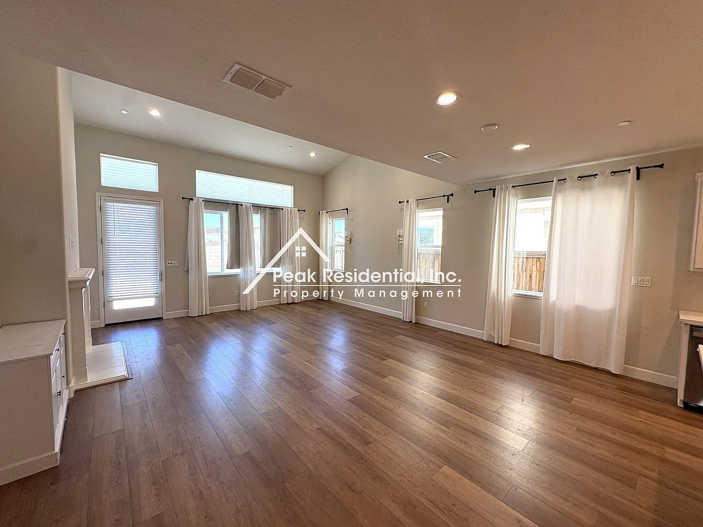 Updated 4bd/3ba West Sacramento House With Loft! — Photo 3