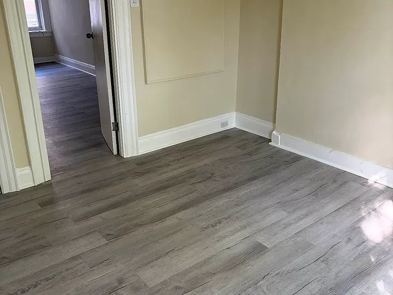 537 49th St #4R — Photo 6