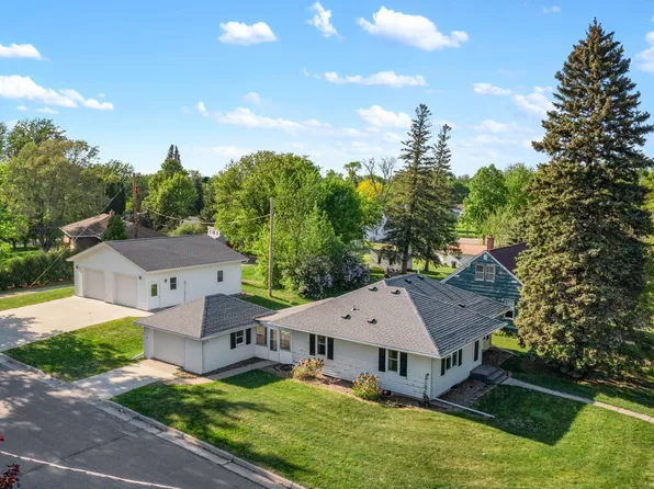 422 2nd St SW, Renville, MN 56284
