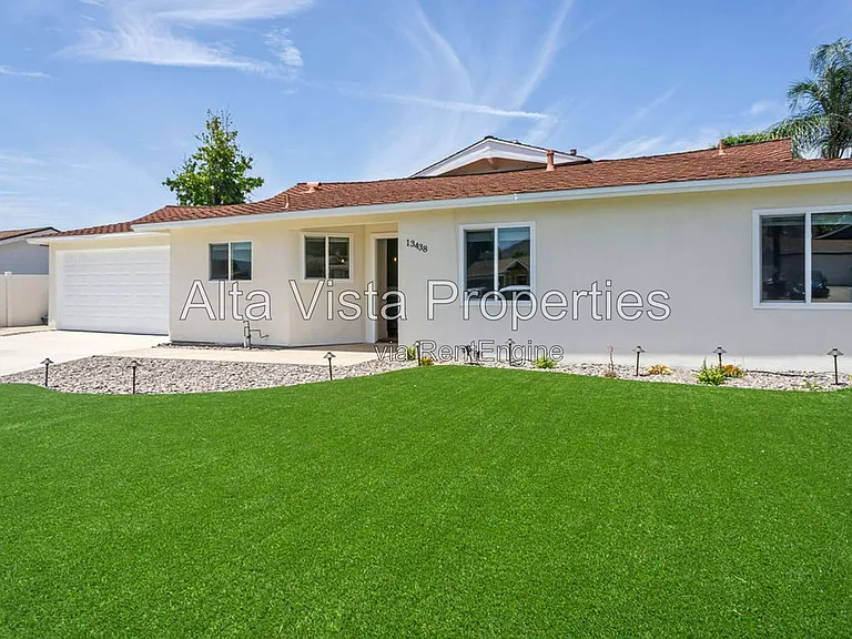 13438 Buxton Ave — Photo 1