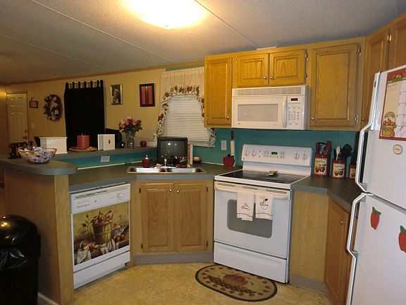 Lots of cabinets!