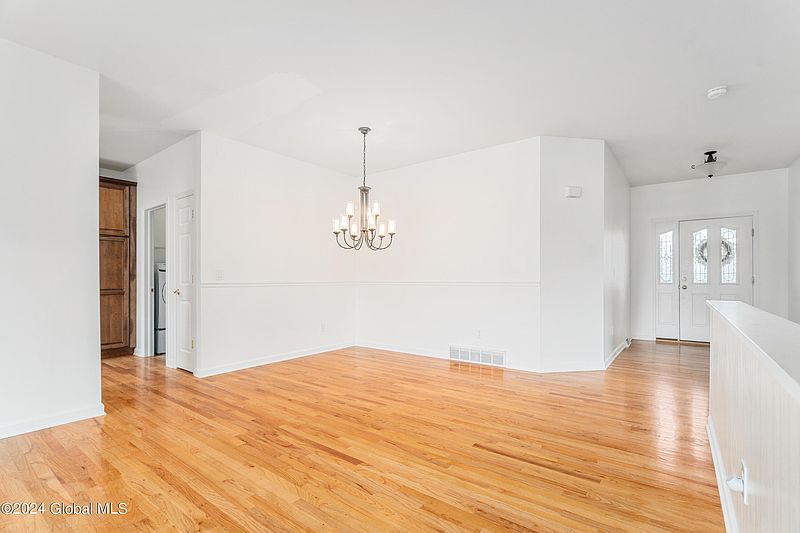 3rd image of 27 Hampton Circle