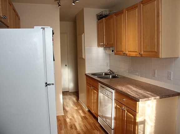 5th image of 626 S 2nd Ave NE #202