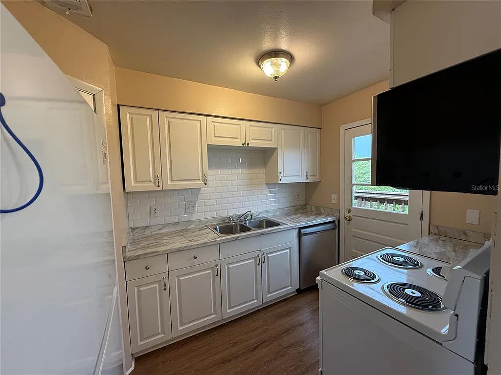 2 bed, 2.0 bath, 831 sqft, $1,500 — Photo 2