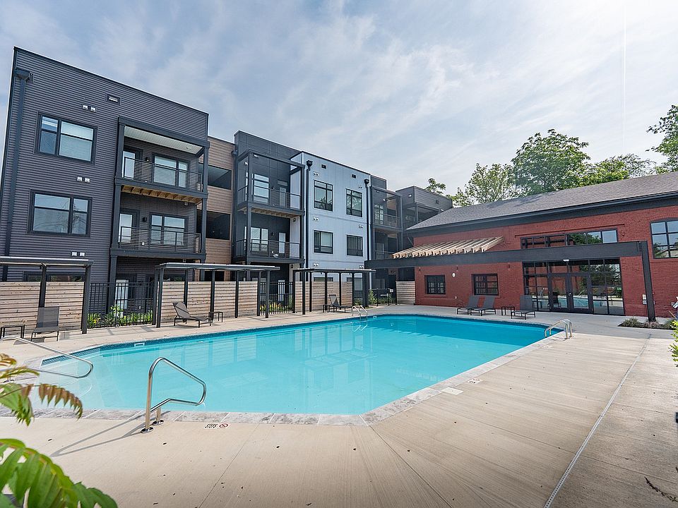 1460 Grant Pool and Courtyard