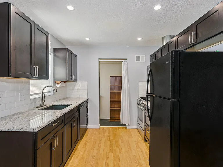 2914 N Clarence Ave — Photo 7