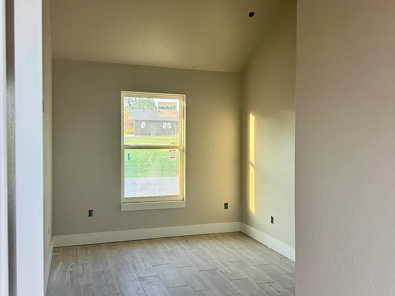 2420 Muzzy St — Photo 19