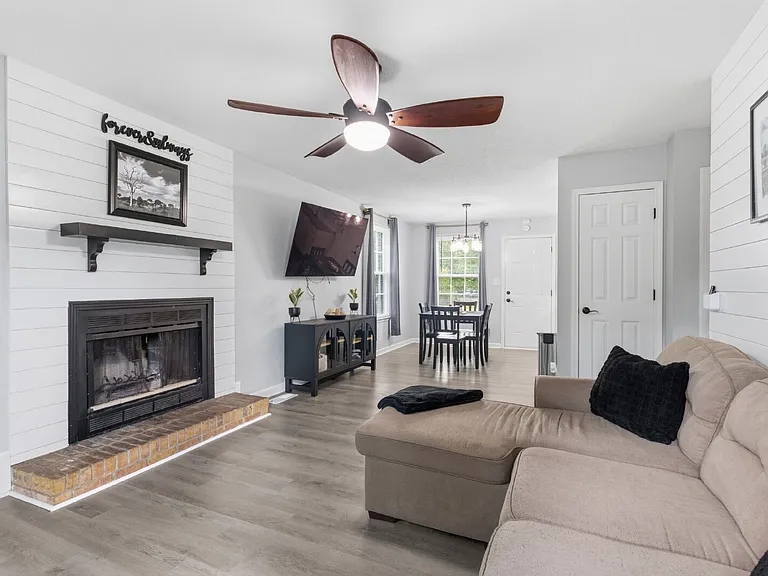 688 Debbie Dr — Photo 4