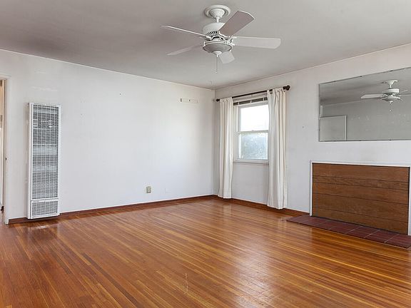 3rd image of 424 W Avenue J9