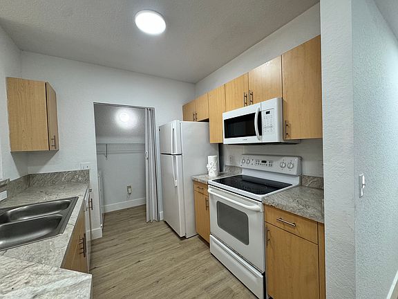 3rd image of 1903 Belmont Ln
