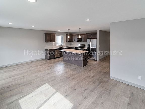 4th image of 1521 N Bell St
