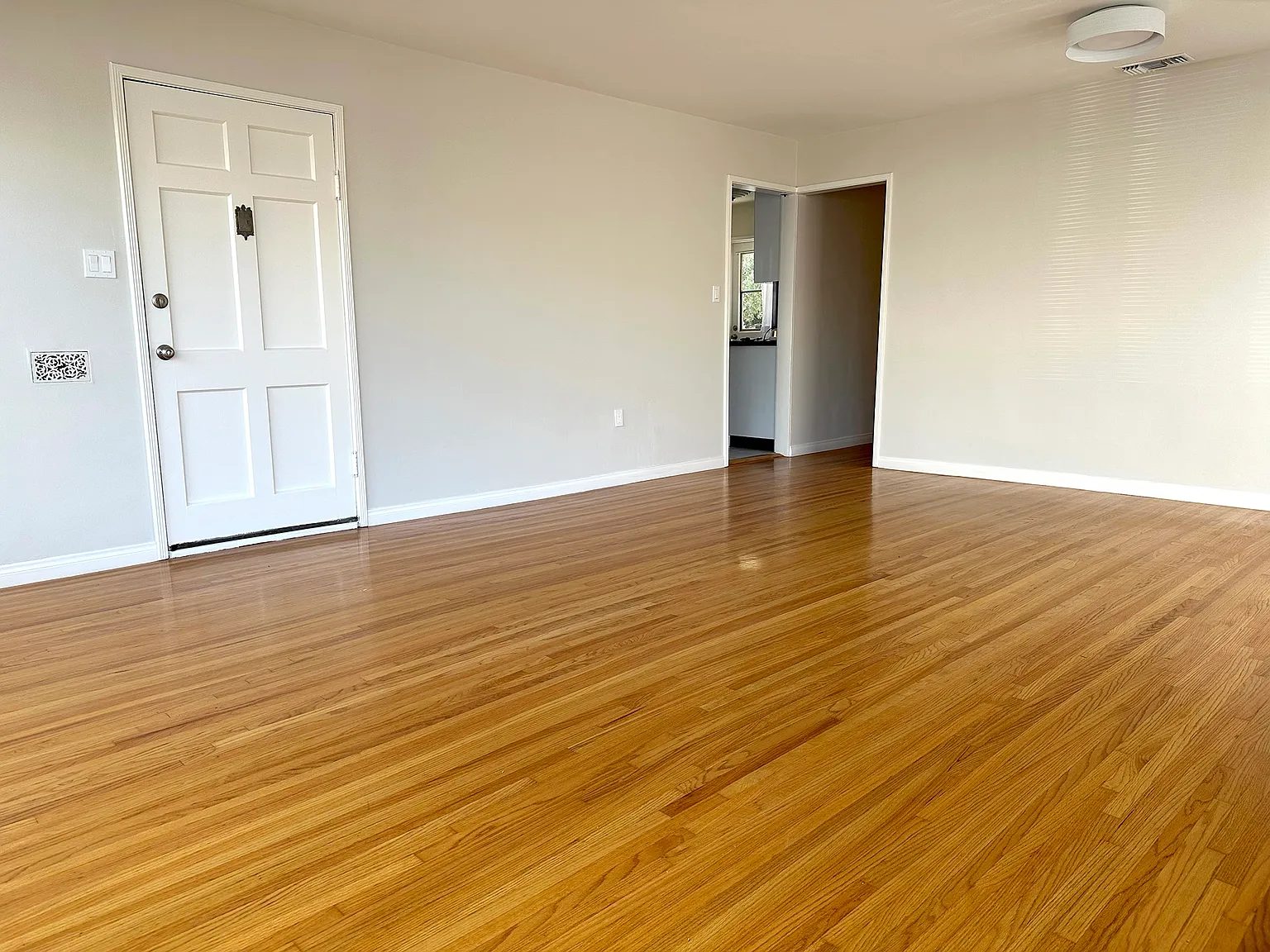2 bed, 1063 sqft, $3,300 — Photo 4