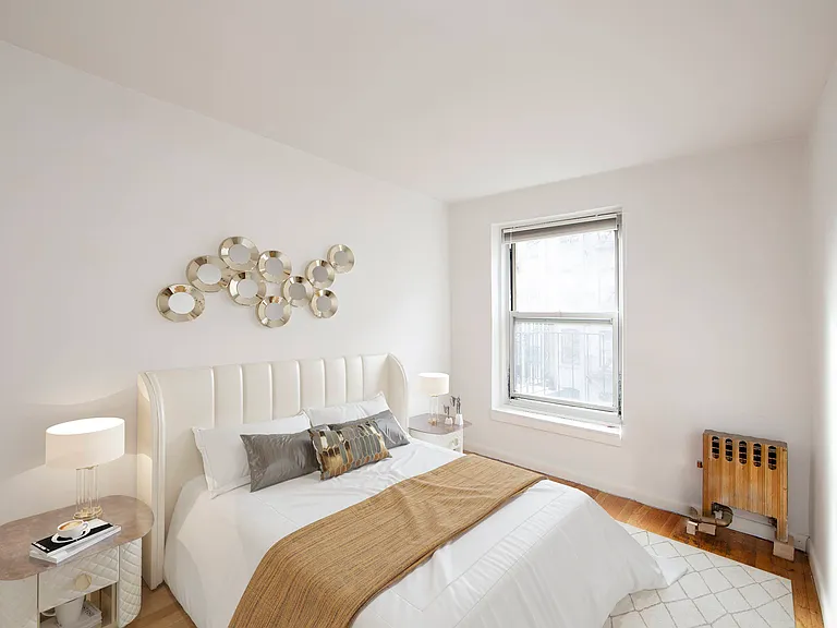 228 E 5th St #4 — Photo 3