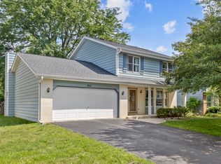 616 Blue Spruce Ln, Mundelein, IL 60060