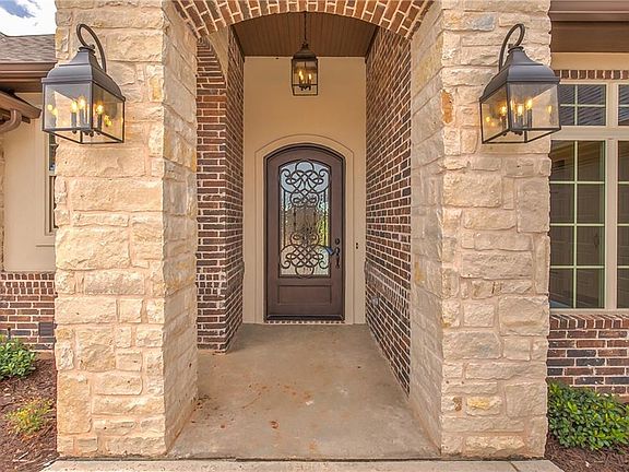 4th image of 2081 Clive Dr