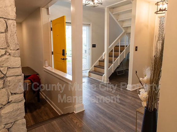 5th image of 129 Hermitage Woods Dr
