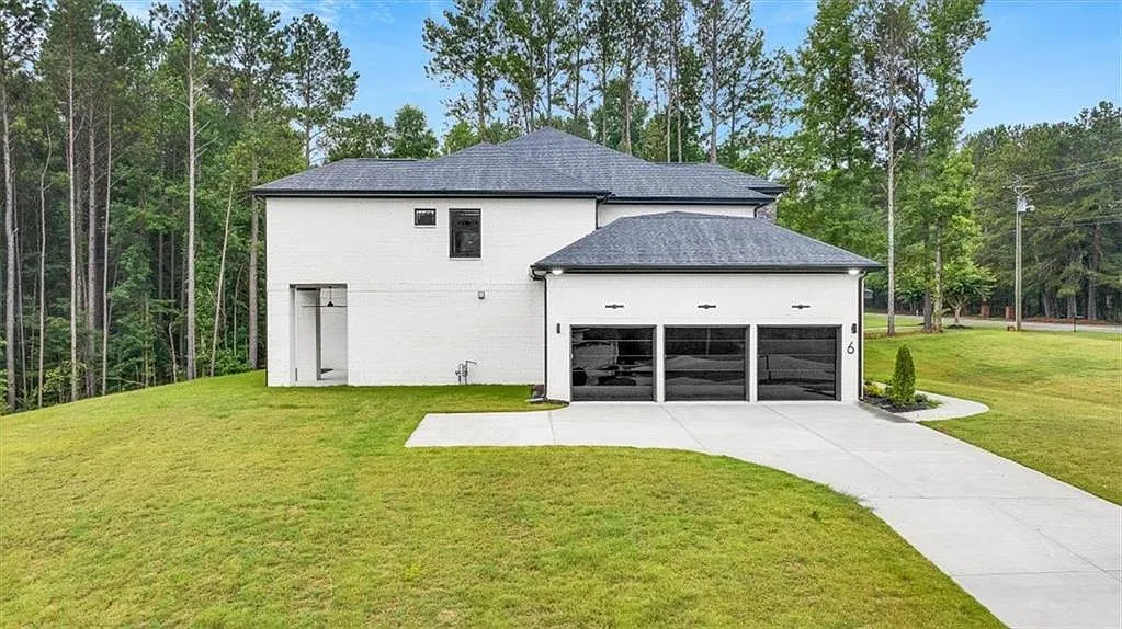 5 bed, 5.5 bath, 5110 sqft, $10,500 — Photo 2