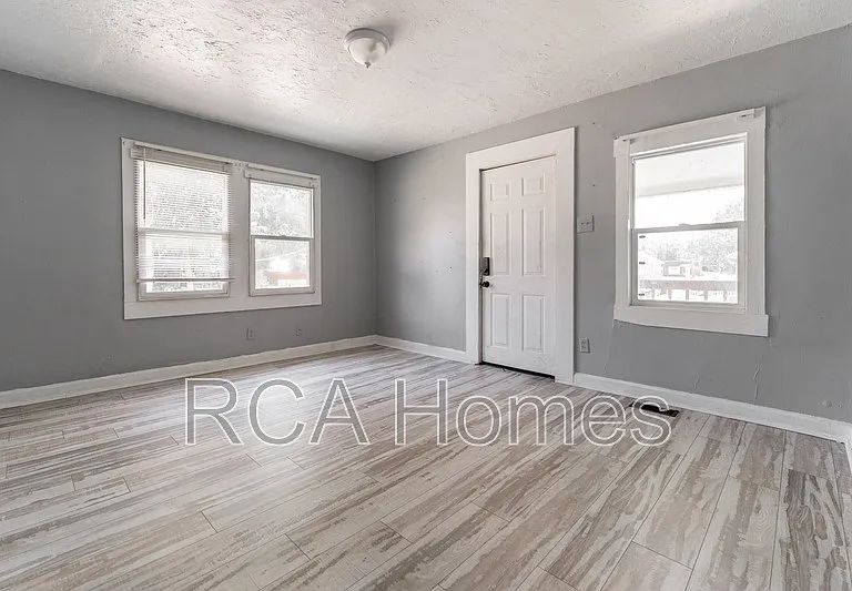 140 Villa Ave — Photo 8
