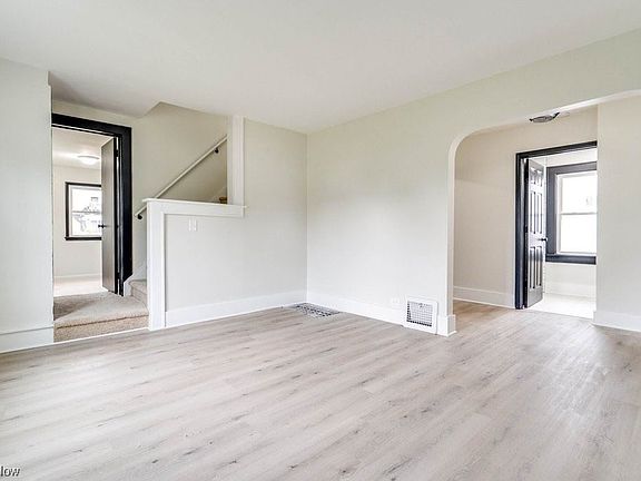 4th image of 1593 Campbell St