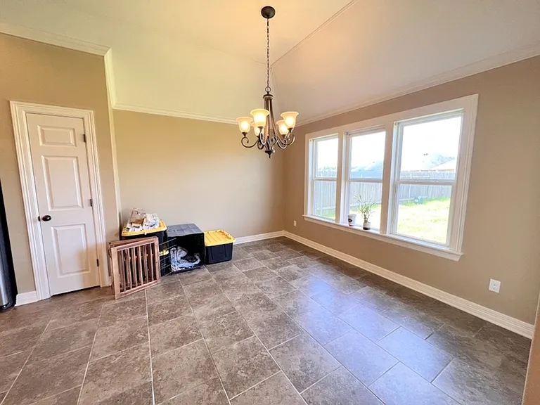 612 Bloomington Ln — Photo 3