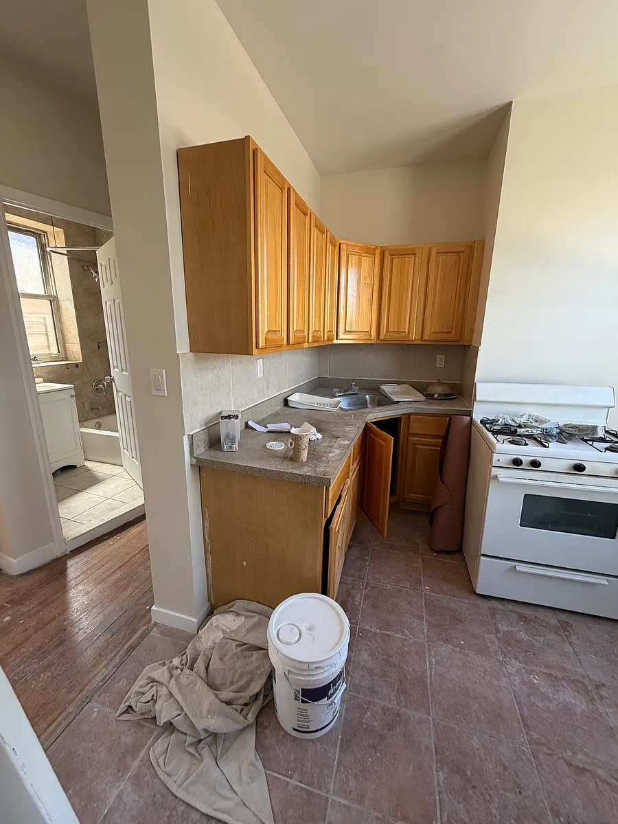 Building Photo - 756 E 225th St #3