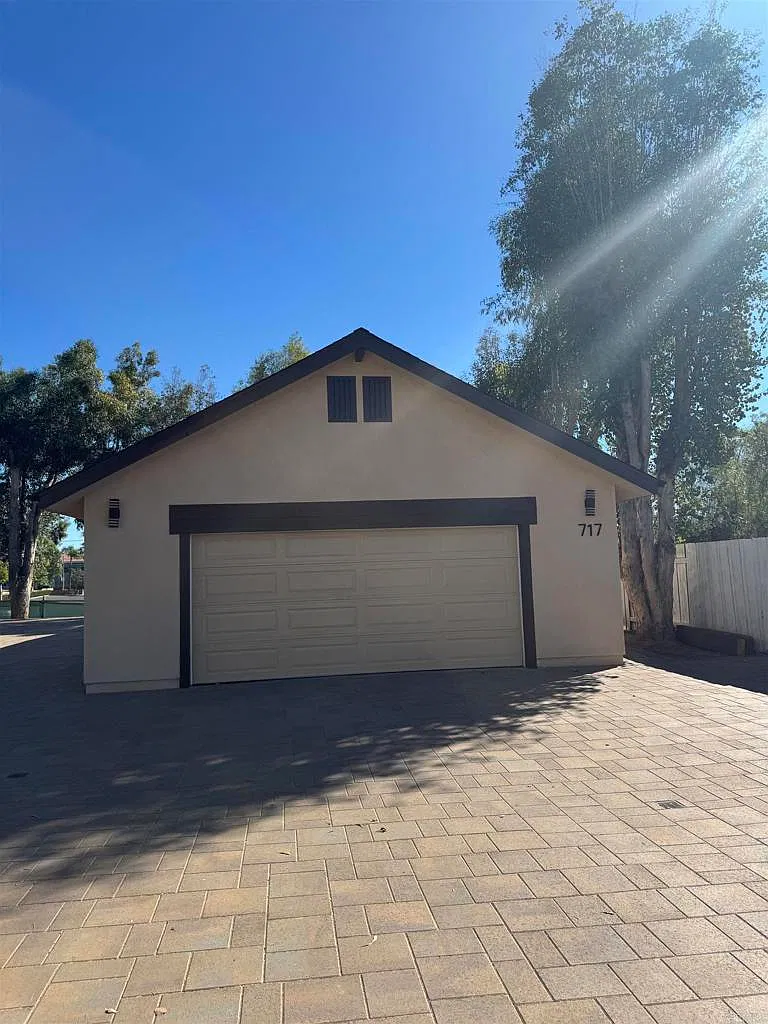 2 bed, 1000 sqft, $3,990 — Photo 1